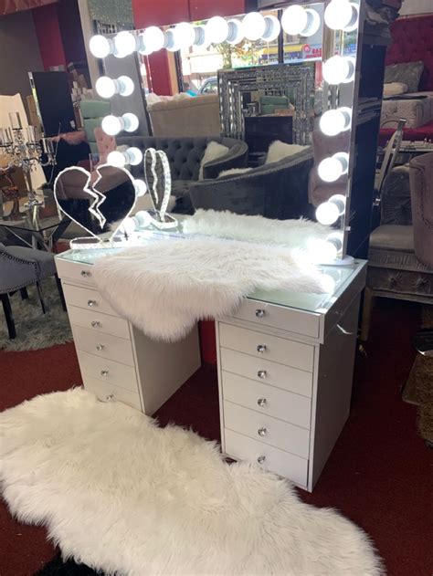 White vanity with vanity mirror 😍 | Vanity set, Vanity, Mirror