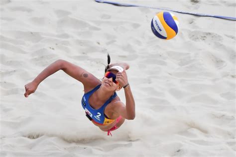 Duda é eleita a melhor jogadora do Mundial de vôlei de praia Metrópoles