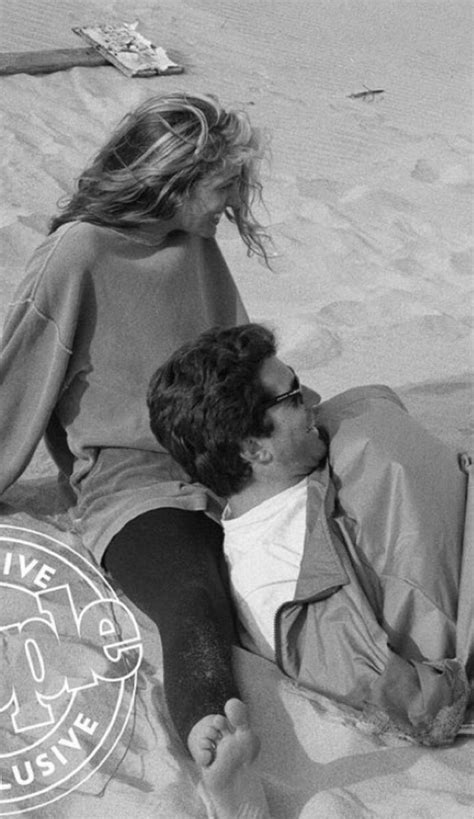 Carolyn Bessette Kennedy And JFK Jr At The Beach On Martha S Vineyard