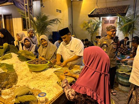 Bungkus Sendiri Nasi Jangkrik Kapolres Kudus Ikuti Tradisi Buka Luwur