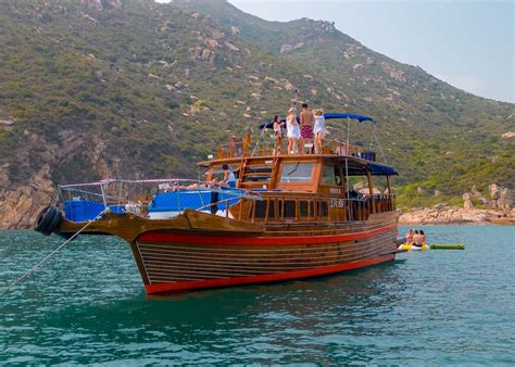 Rent Junk Boats In Hong Kong Set Sail On The High Seas Honeycombers