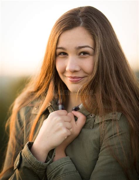 Belle Fille De L adolescence Avec L épaule Nue Image stock Image du