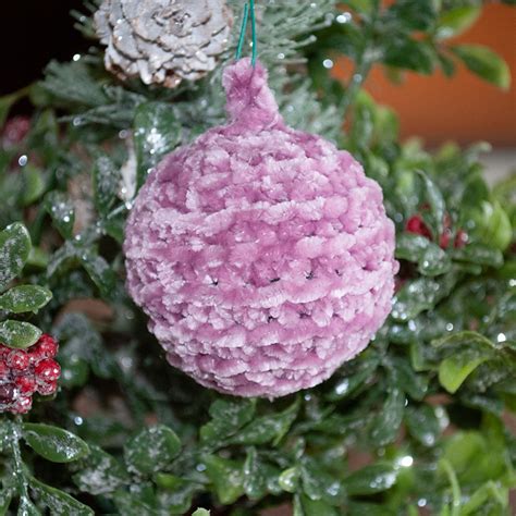 Ravelry Velvet Christmas Bauble Pattern By Suzanne Carlson