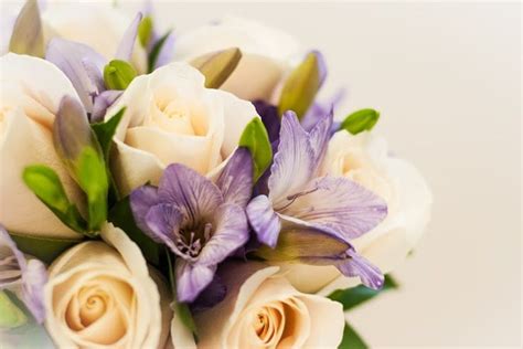 La Elegancia De Las Rosas Y La Frescura De Las Fressias Bouquet De