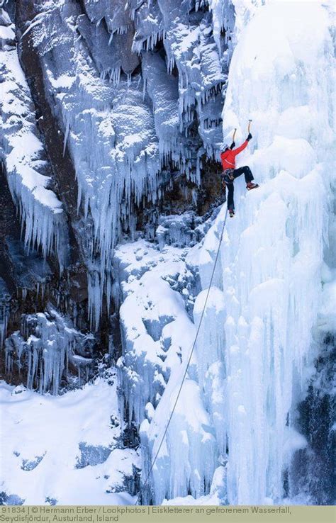 Eiskletterer an gefrorenem Wasserfall Seydisfjördur Austurland