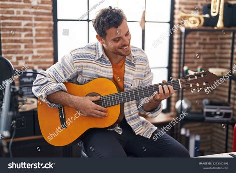 Categor A Hombre Tocando Guitarra De Fotos E Im Genes Shutterstock