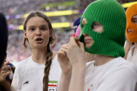 Pussy Riot protestiert bei WM auf Tribüne für Frauen im Iran Fussballdaten