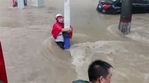 暴雨中女子紧抱街边路灯，消防员来了才敢松手所有人澎湃新闻 The Paper