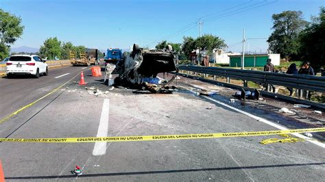 Volcadura e incendio de camioneta en la México Puebla deja saldo de dos