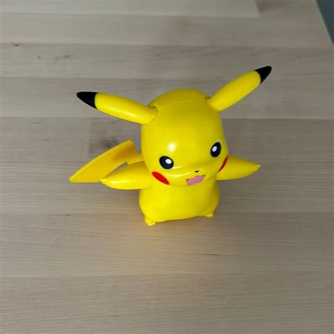 Se produkter som liknar Pikachu Pokemon med rör på ar på Tradera