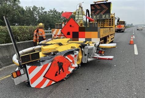 國1緩撞工程車被撞！休旅車開「自動輔助駕駛」衝撞 駕駛受傷 社會 自由時報電子報