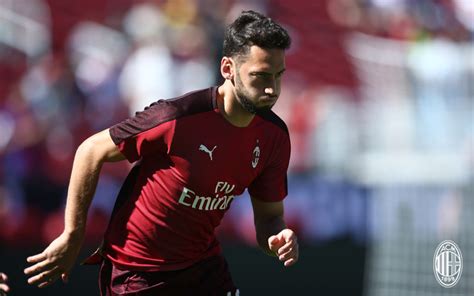 Milan Hakan Calhanoglu Mai Pensato Di Andare Via Su Giampaolo