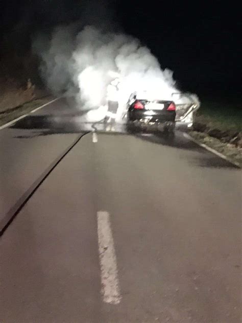 FOTO Mașină făcută scrum după un incendiu într o localitate din