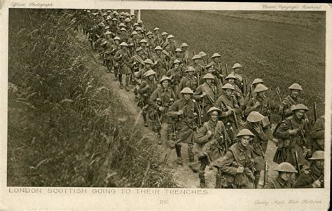 Postcard Postcard Black And White London Scottish Going To Their