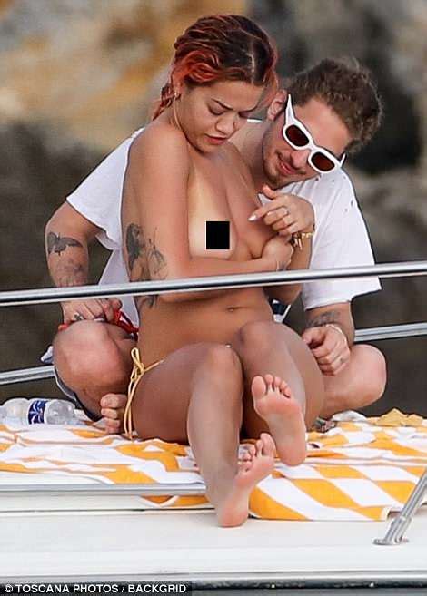 Rita Ora shijon në maksimum pushimet me të dashurin del topless në