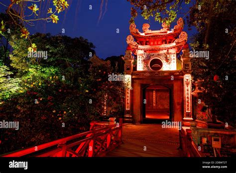 El Templo Ngoc Son Del Lago Hoan Kiem En Hanoi En Vietnam Fotograf A De