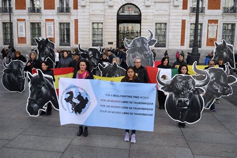 Antitaurinos exigen en Madrid el fin de la tauromaquia en ocho países