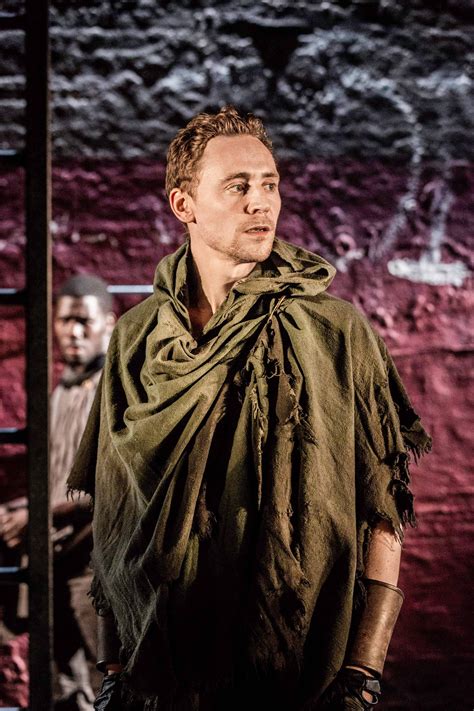 Coriolanus Theatre Review Tom Hiddleston Has Blazing Stellar Power Tom Hiddleston Toms