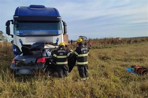 Três idosos morrem em colisão frontal de carro contra carreta em GO