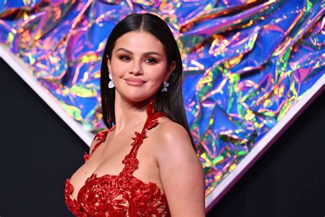 Selena Gomez Wore Jeans And Lingerie For Her Latest Mirror Selfie