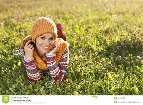 Mulher Feliz Nova Que Relaxa Na Grama Imagem De Stock Imagem De