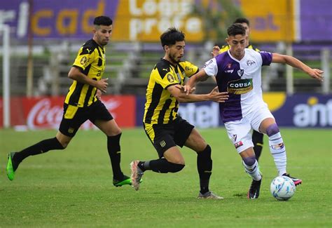 Apertura Fénix fue paciente y derrotó a un errático Peñarol por 1 0 en