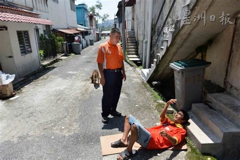 以地为床石阶为枕．智障汉露宿街头半年 地方 花城 星洲网 Sin Chew Daily