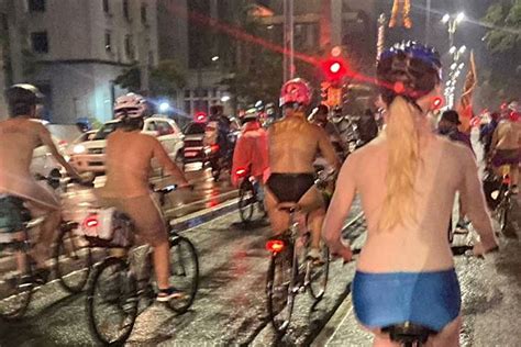 Ciclistas pedalam nus em protesto contra acidentes de trânsito em SP