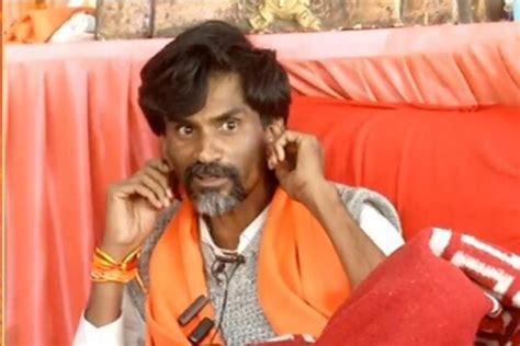 Manoj Jarange अन् शिवरायांच्या पुतळ्यासमोरच मनोज जरांगेंनी कान