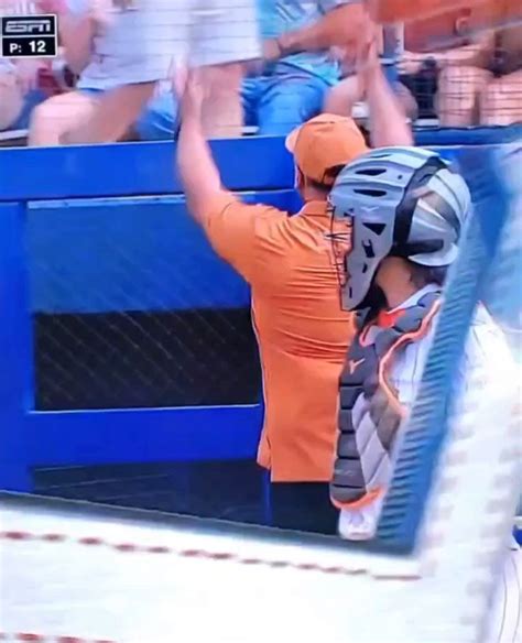 Arriba 36 Imagen Texas Softball Coach Flips Off Abzlocal Mx