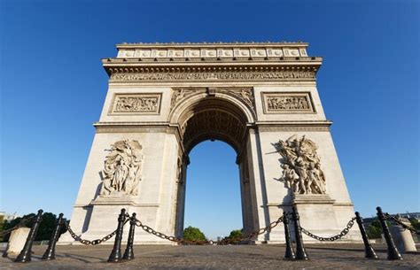 El Famoso Arco Triunfal En El D A Soleado Par S Francia Foto Premium