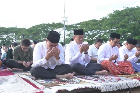 Danny Pomanto Salat Id Bersama Warga Makassar Di Lapangan Karebosi