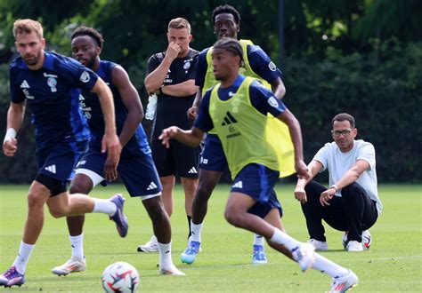 Ligue 1 Liam Rosenior Le Nouveau Coach Du Racing A Pris Ses Marques