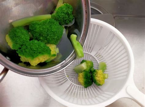 Basic Broccoli Boiling Method Boil The Bunch And Stem Together For 3