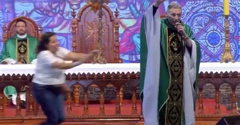 Mulher empurra padre Marcelo Rossi de palco durante missa veja vídeo