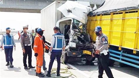 Kecelakaan Maut Pukul 09 20 Wib 2 Orang Tewas Truk Boks Tabrak