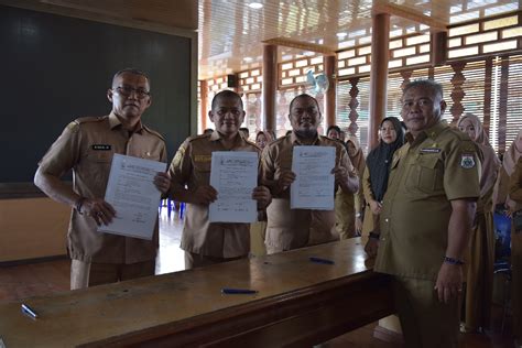 Sekretaris Dprd Provinsi Sulawesi Barat Abdul Wahab Tanda Tangani Pakta