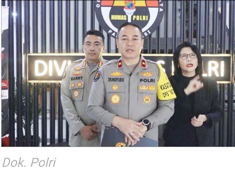 Polri Kendaraan Keluar Jakarta Dari Gt Cikampek Utama Masih