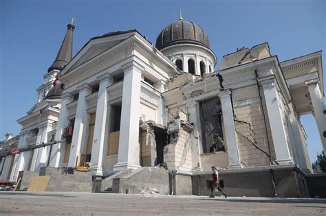 Ukraine touchée lors d un bombardement la cathédrale d Odessa fragilisée