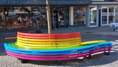 Saarbr Cken Setzt Mit Regenbogenbank Zeichen F R Vielfalt Und Gegen