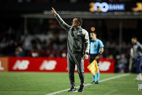 Milito passa mal e auxiliar analisa empate do Atlético o São Paulo