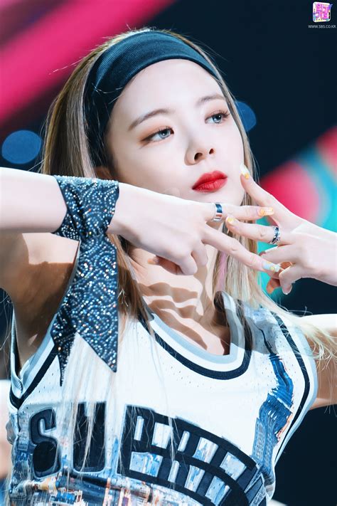 211017 ITZY - 'SWIPE' at Inkigayo | kpopping