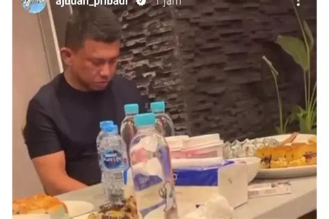 Beredar Foto Ferdy Sambo Berada Di Luar Tahanan Ini Kata Kuasa