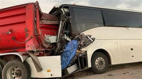 En la Saltillo Zacatecas chocan autobús y tráiler hay al menos un