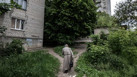 Some Ukrainians Stay Behind In Eastern Donbas Region The New York Times