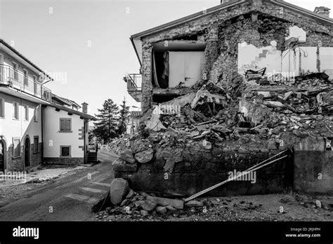 Escombros Del Terremoto Que Sacudi La Ciudad De Amatrice De La Regi N