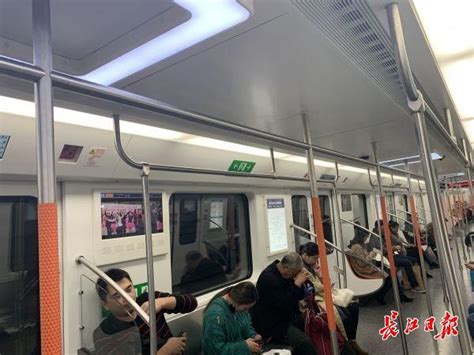 地鐵車廂要不要裝吊環拉手？武漢地鐵：暫未考慮，水平橫扶手高度已適度降低 每日頭條