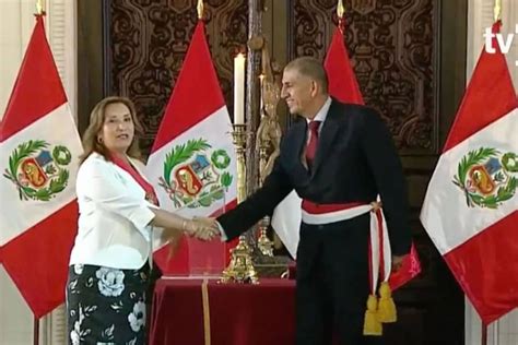 Dina Boluarte toma juramento al nuevo ministro del Interior Víctor