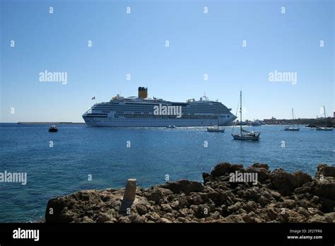 the largest cruise ship passenger Stock Photo - Alamy