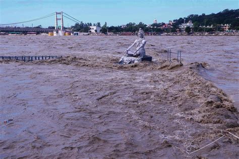 Inondations Et Glissements De Terrain En Inde Font Au Moins Morts